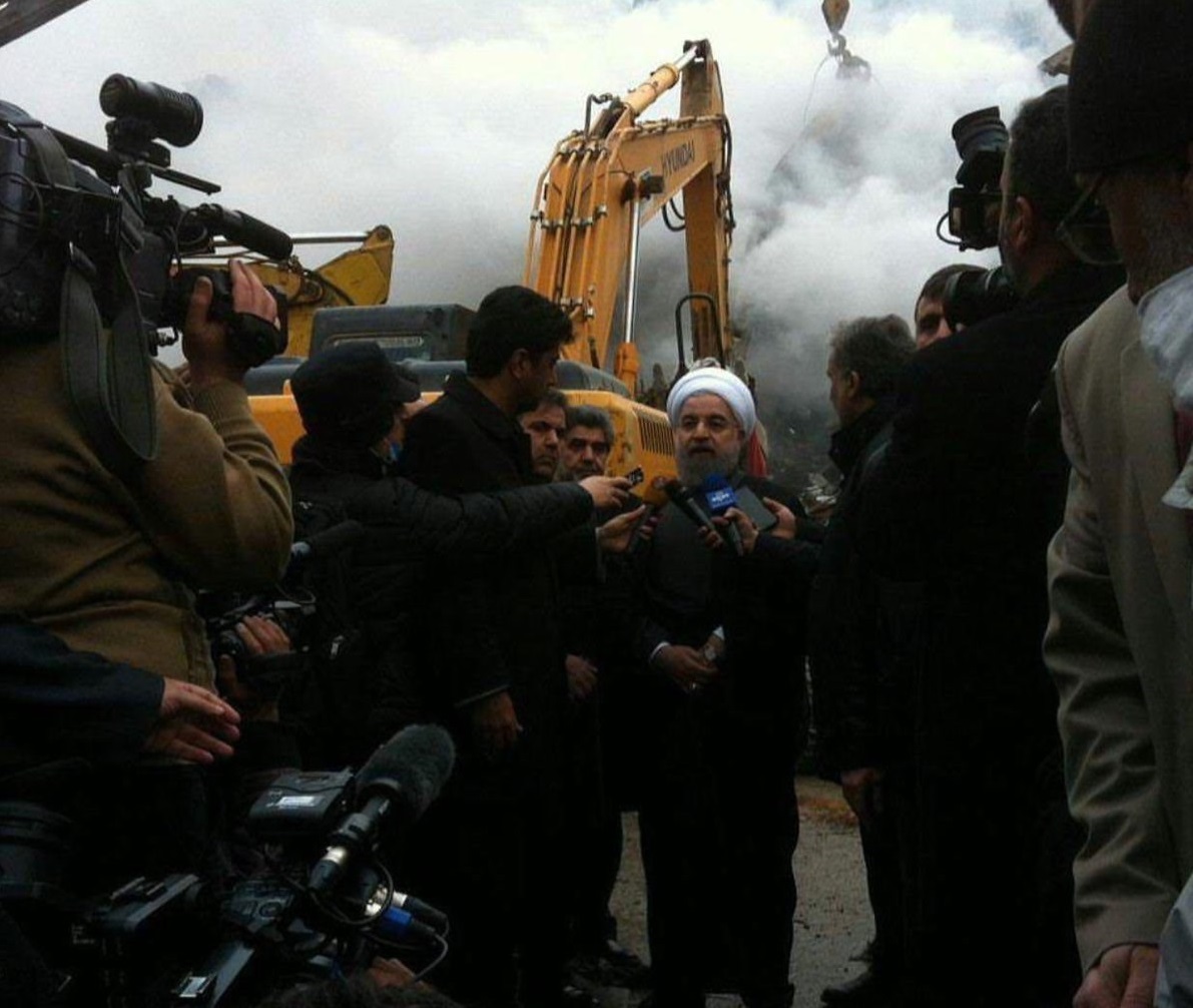  رئیس جمهور در جمع خبرنگاران در محل حادثه پلاسکو: حادثه تلخ پلاسکو باید درسی برای آینده شود/باید به آنهایی که بیمه هم نبودند کمک شود تا از آلامشان کاسته شود