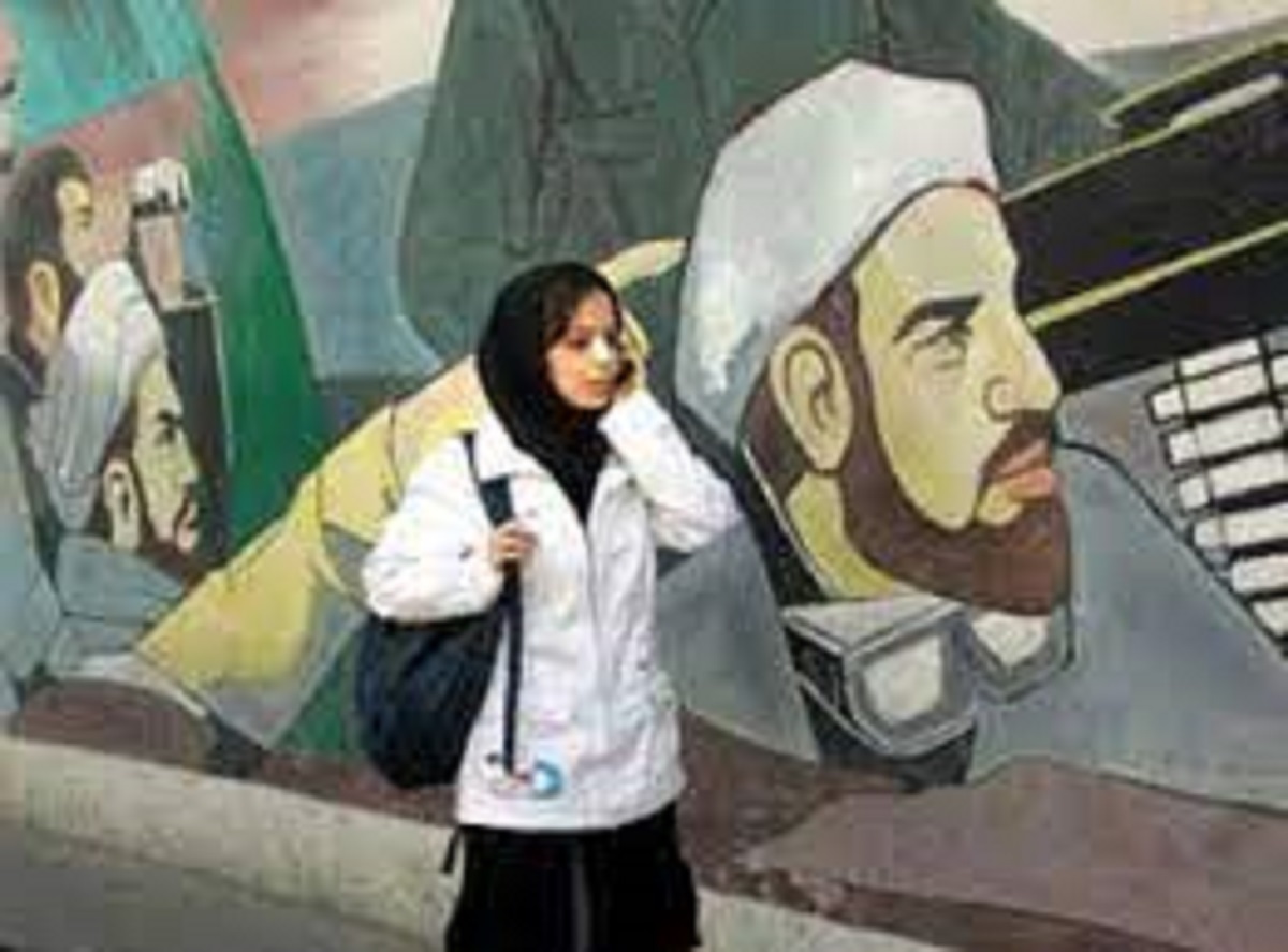 در ایران چاره‌ای جز سیاسی شدن نیست (؟)
