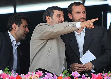 بقایی آمد تا احمدی نژاد بماند 