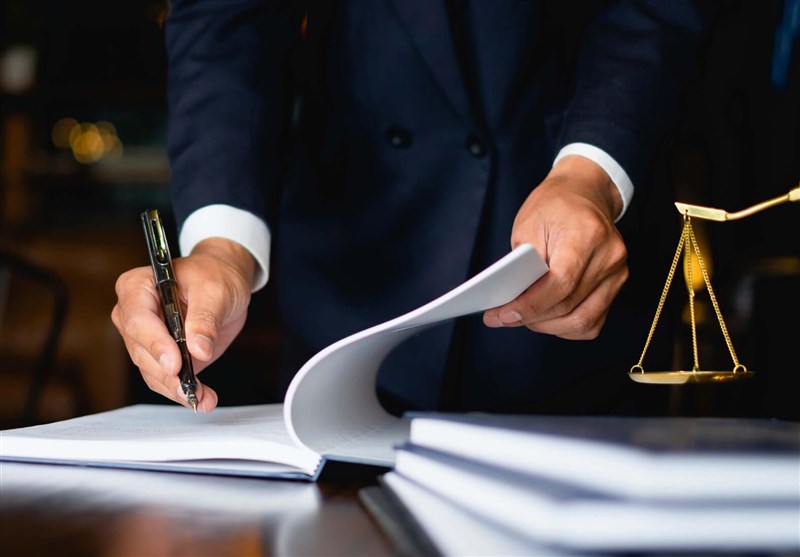 وکلا: درآمد ما از "کارگران" هم کمتر است!/ سازمان مالیاتی: ۲۵ درصد وکلا از "میلیاردرهای کشورند" 